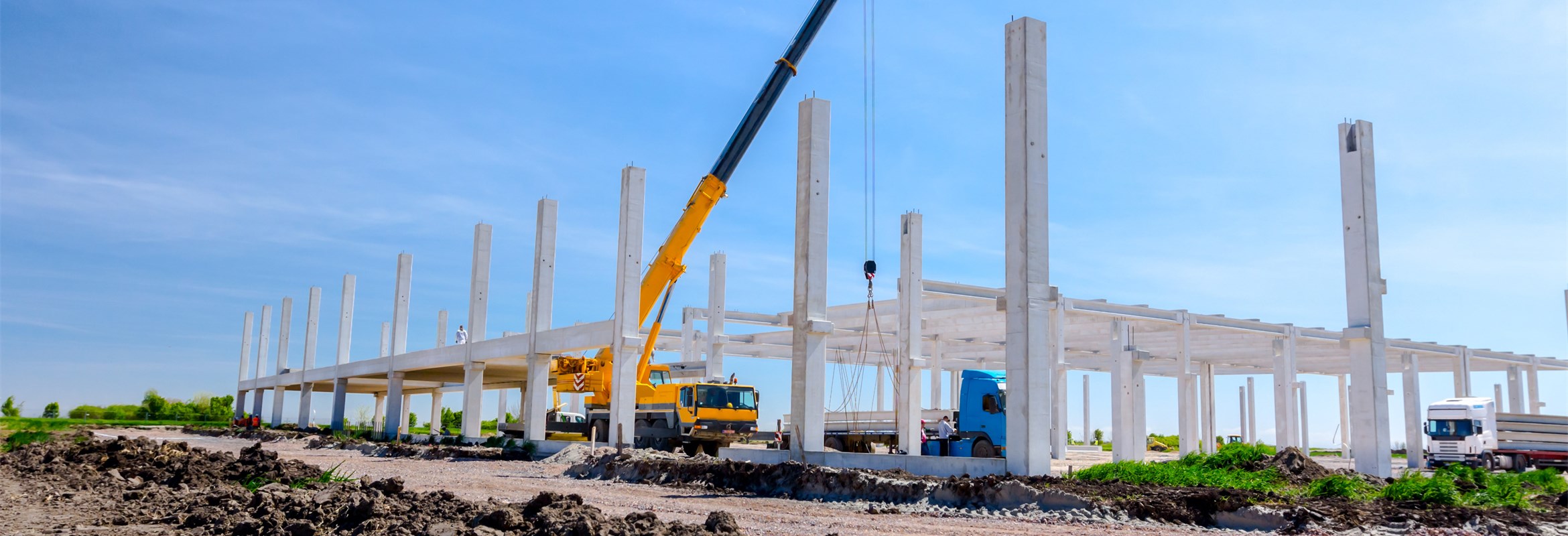 Baustelle einer Produktionshalle mit Kran